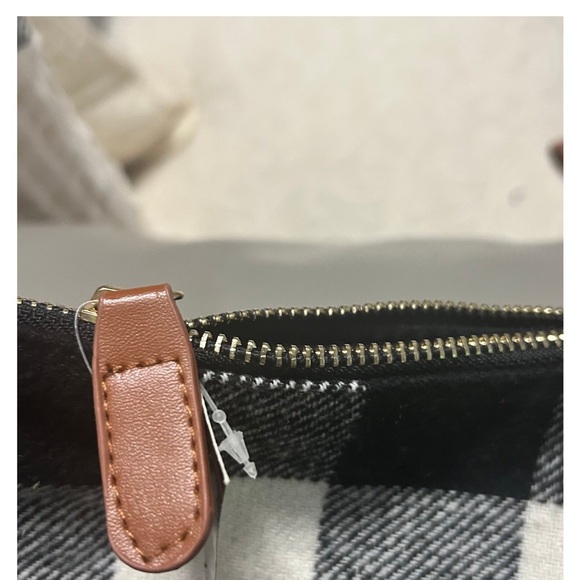 Plaid pouch bag with a zipper closure., - Picture 3 of 7